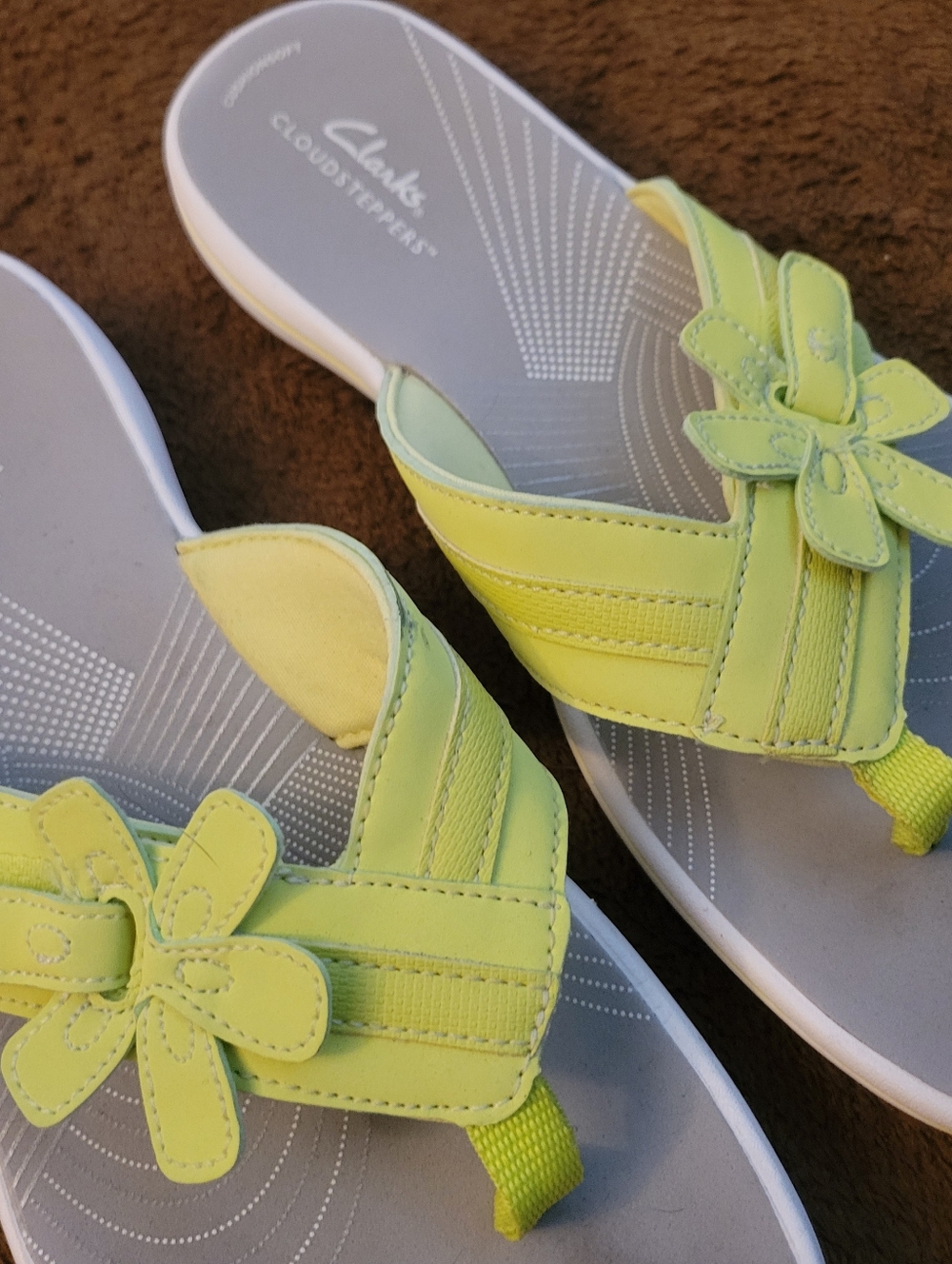 Clark Cloudsteppers Chartreuse Flip Flop Sandals. Very Good Condition. Size 10 - Picture 2 of 5